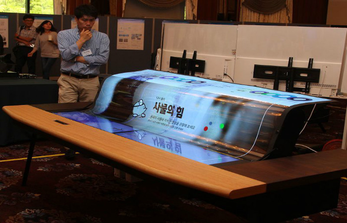 LG insan boyundan uzun elastik OLED ekran istehsal etdi