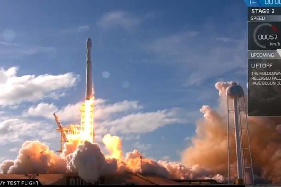 SpaceX dünyanın ən güclü roketi Falcon Heavy-nin uçuşunu reallaşdırdı